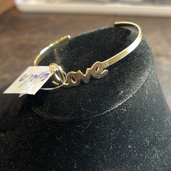 “Love" gold simple stylish cuff bracelet written in cursive. Perfect gift - Picture 6 of 7